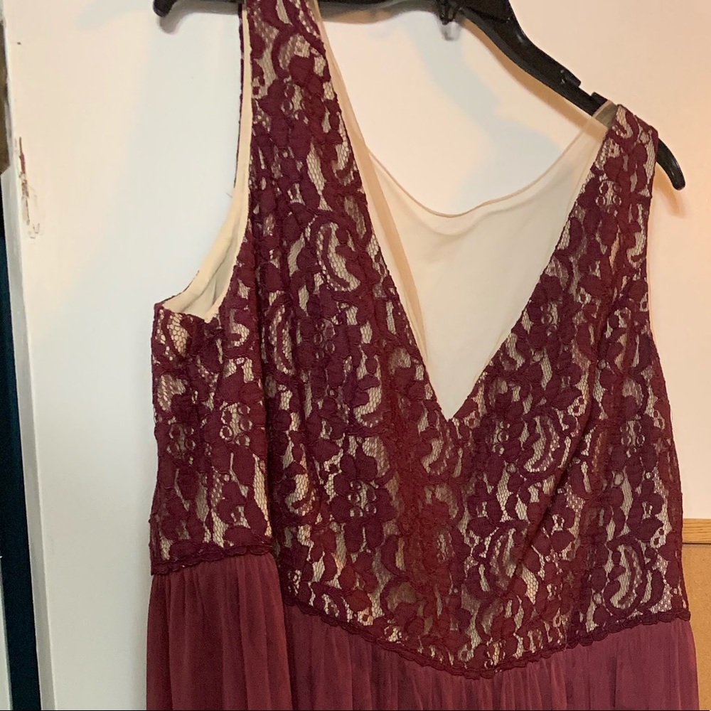 ILLUSION V-NECK LACE AND MESH DRESS
W11104